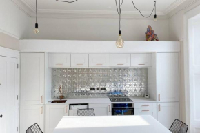 LA RETREATS 1 bed apartment seconds from RWY